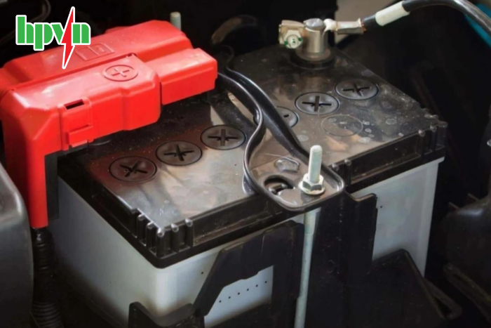 B&igrave;nh ắc quy nước cần bảo dưỡng định k&igrave; 