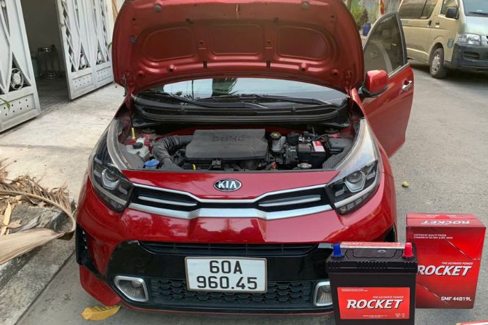 Thay b&igrave;nh ắc quy rocket tận nơi 