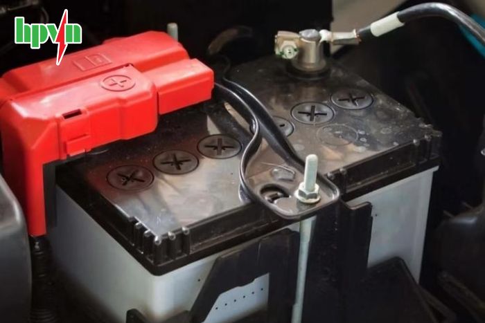 Ắc quy nước cần được ch&acirc;m nước định kỳ 