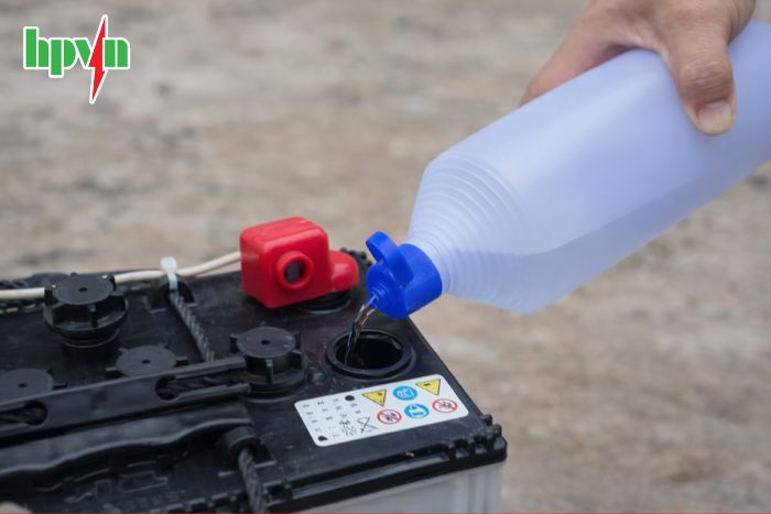 Chỉ được ch&acirc;m nước, kh&ocirc;ng được ch&acirc;m axit cho b&igrave;nh ắc quy 