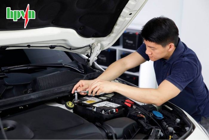 N&ecirc;n kiểm tra d&acirc;y nối ắc quy 