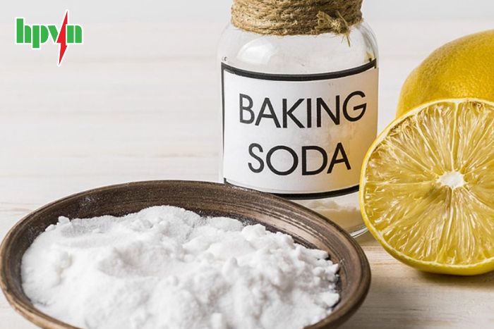 Baking soda c&oacute; t&aacute;c dụng l&agrave;m sạch cọc b&igrave;nh ắc quy 