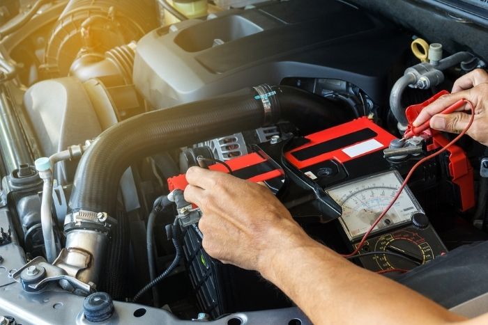 Để đảm bảo an to&agrave;n kh&ocirc;ng n&ecirc;n tự thay ắc quy 